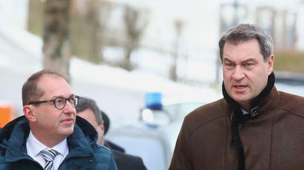 Der Erfahrene und der Nachfolger: Alexander Dobrindt (links) schaut vor dem CSU-Klausurteffen auf Markus Söder. 