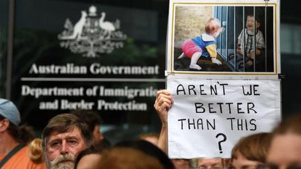 Menschen protestieren vor der Einwanderungsbehörde in Brisbane für Flüchtlinge.