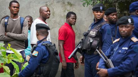 Wähler und Polizisten in Kinshasa