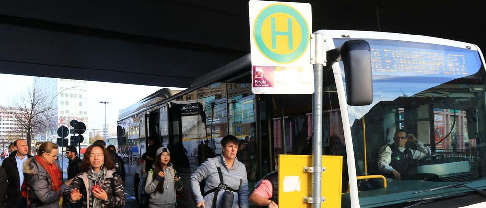 Dieses Mal gibt es Bahn statt Bus. Einen Schienenersatzverkehr (SEV) wie hier Richtung Karlshorst wird es bei der Sperrung der U2 und U3 nicht geben.