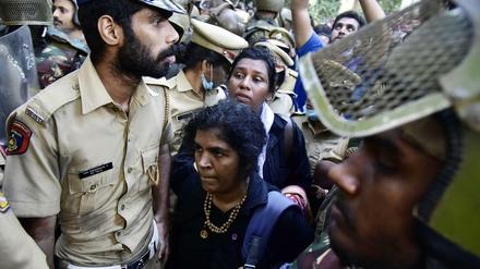Frauen verschaffen sich unter Polizeischutz Zutritt zu einem Hindu-Tempel. Am Mittwoch betraten sie auch den Sabarimala-Tempel in Kerala