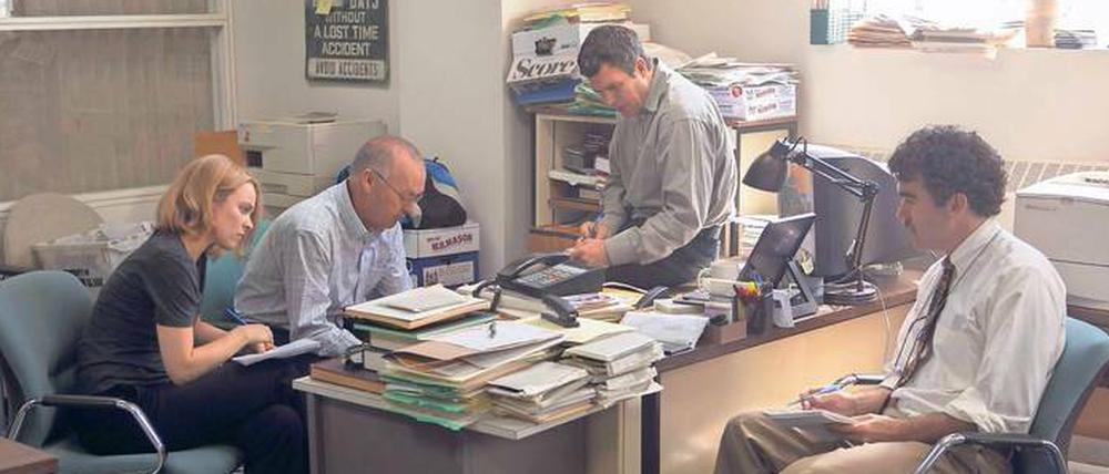 Reportage als Teamwork. Im oscarprämierten Film „Spotlight“ (2015), decken Journalisten einen Missbrauchsskandal in der katholischen Kirche auf. 