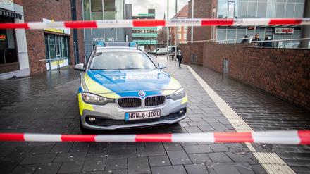 Ein Polizeiwagen hinter Absperrband auf dem Berliner Platz in Bottrop, wo sich einer der Vorfälle ereignete.