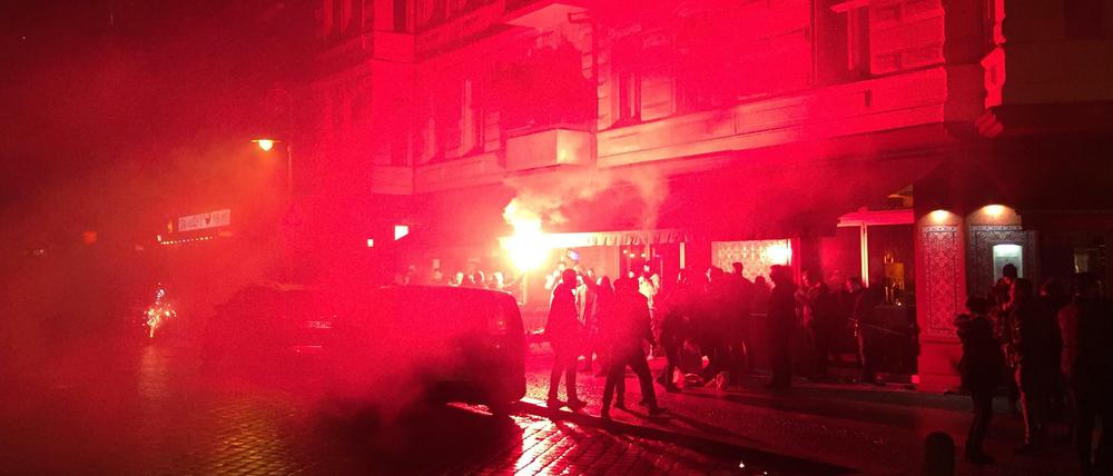 Feinstaub. So wie hier am Helmholtzplatz in Prenzlauer Berg sah es in Berlin in der Silvesternacht an vielen Ecken aus.