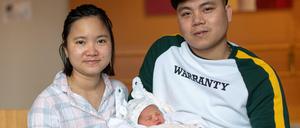 Neuberlinerin: Julia Bao An Vo im Vivantes Klinikum mit ihrer Mutter Toi Nhung Nguyen und Vater Van Bin Vo. 