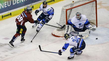 Versperrt. Colin Smith (l.) und die Eisbären Berlin treffen nur zweimal ins Ingolstädter Tor und verlieren 2:4.
