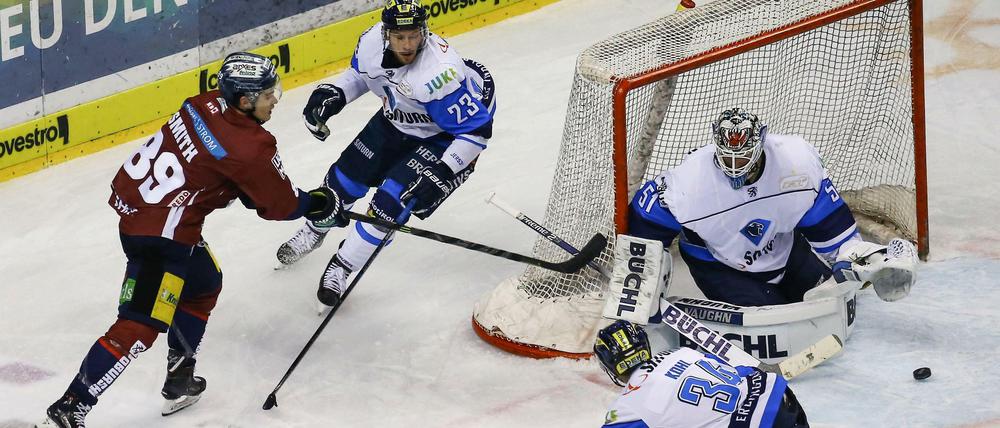 Versperrt. Colin Smith (l.) und die Eisbären Berlin treffen nur zweimal ins Ingolstädter Tor und verlieren 2:4.