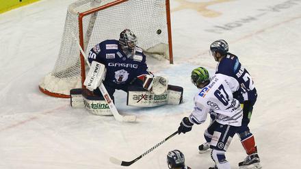 Im Vorjahr spielte Jens Baxmann (r.) noch mit den Eisbären gegen Iserlohn.