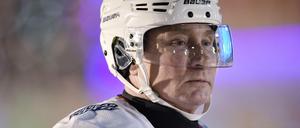 Wird so schnell nicht ausgewechselt: Putin beim Eishockey in Moskau.