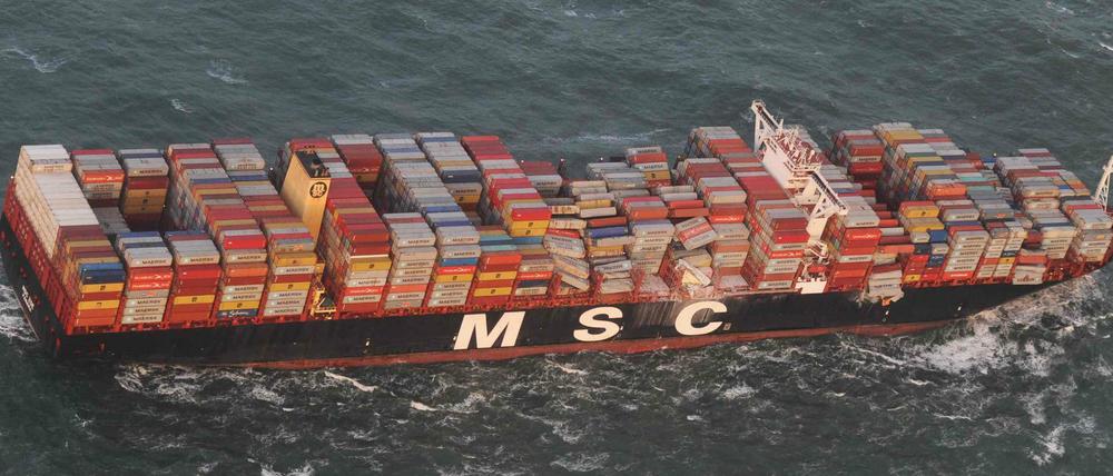 Luftaufnahme des Containerschiffs, das im Sturm bis zu 270 Container verloren hat.