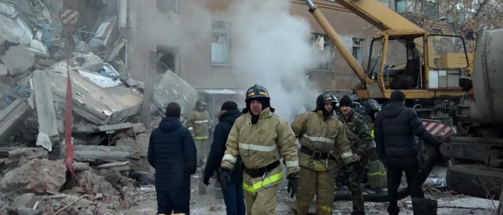 Einsatzkräfte am eingestürzten Haus in Magnitogorsk.