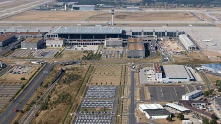 Blick auf das Gelände am Flughafen Berlin Brandenburg Airport Willy Brandt (BER). 