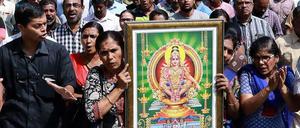 Hindus demonstrieren vor dem Sabarimala-Tempel 