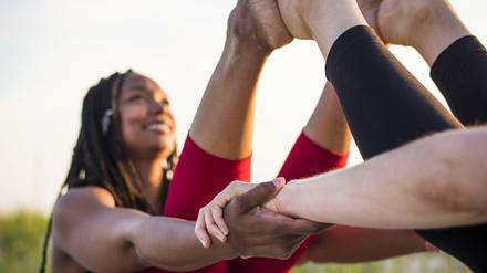 Gräben überwinden. Navasana, das Boot, stärkt die Mitte und fördert das Selbstbewusstsein.