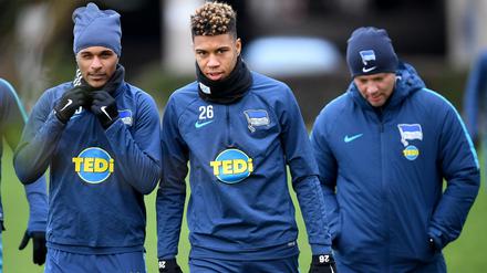 Los geht's. Valentino Lazaro (l.), Sidney Friede (M.) und Trainer Pal Dardai beim Trainingsauftakt der Berliner.