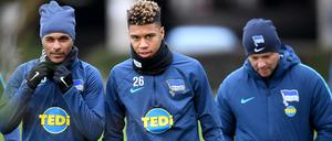 Los geht's. Valentino Lazaro (l.), Sidney Friede (M.) und Trainer Pal Dardai beim Trainingsauftakt der Berliner.