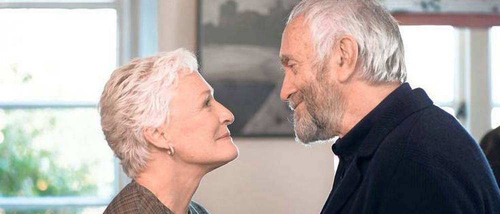Mitreißende Grauköpfe. Joan Castleman (Glenn Close) und ihr Mann Joseph (Jonathan Pryce).