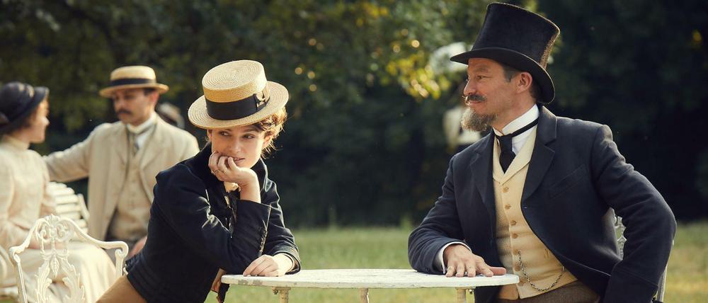 Offene Ehe. Keira Knightley als Sidonie-Gabrielle Colette und Dominic West als Entdecker Willy im Biopic "Colette". 