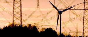 Strommasten und Windräder