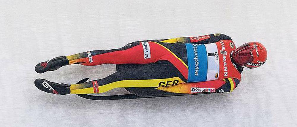 In stabiler Seitenlage. Felix Loch rast mit seinem Schlitten nicht nur gerne durch die Bahn, er tüftelt auch gerne viel daran.