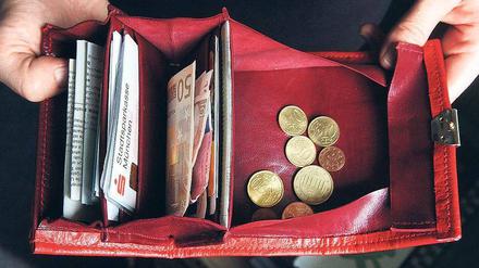 Die wöchentlichen Ausgaben lassen sich mit Haushaltsbüchern oder speziellen Smartphone-Apps im Blick behalten.