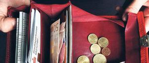 Die wöchentlichen Ausgaben lassen sich mit Haushaltsbüchern oder speziellen Smartphone-Apps im Blick behalten.