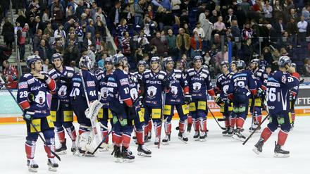 Kein Tor, keine Stimmung. Die Spieler der Eisbären nach dem Straubing-Spiel.