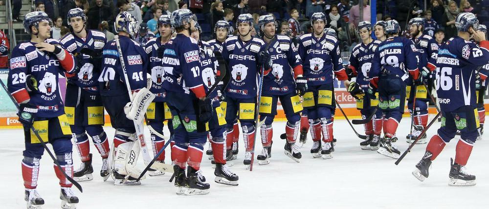Kein Tor, keine Stimmung. Die Spieler der Eisbären nach dem Straubing-Spiel.