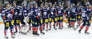 Kein Tor, keine Stimmung. Die Spieler der Eisbären nach dem Straubing-Spiel.