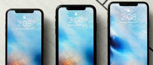 Ein iPhone XS, ein iPhone XR und ein iPhone XS Max liegen nebeneinander.