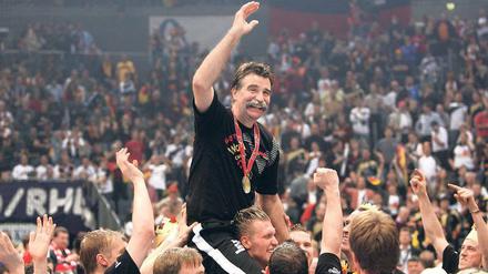 Heiner Brand, 66, ist neben dem Franzosen Didier Dinart einer von zwei Menschen, die als Spieler und Trainer die Handball-WM gewannen.