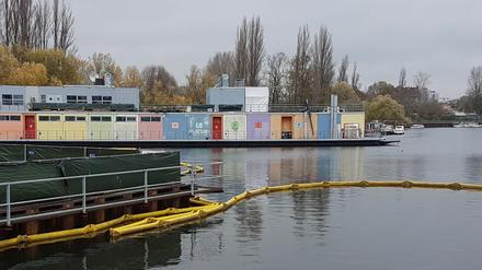 Das ehemalige Jugendclubschiff "Freibeuter" in der Rummelsburger Bucht