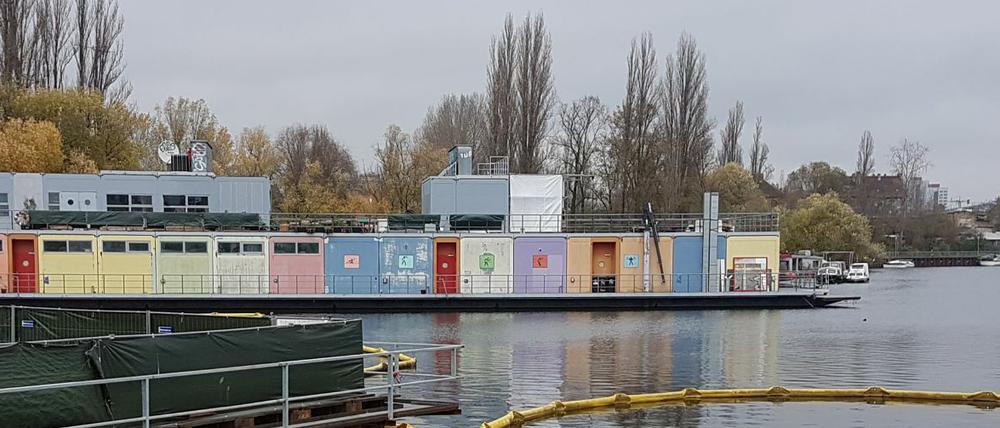 Das ehemalige Jugendclubschiff "Freibeuter" in der Rummelsburger Bucht 