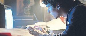 Fremdgesteuert. Programmierer Stefan entdeckt nach und nach, dass er sein Leben nicht selbst im Griff hat.