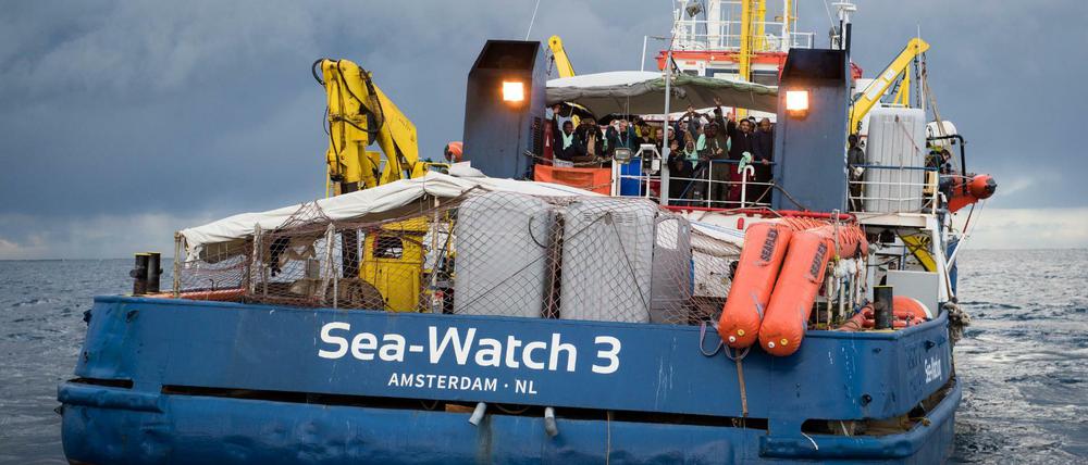 Gerettete Migranten und Besatzungsmitglieder an Bord der Sea-Watch 3.