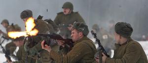 Mitglieder eines russischen Militärvereins beim Reenactment der Blockade von Leningrad.