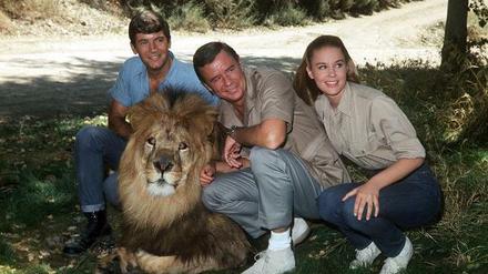 Yale Summers als Jack Dane (v.l.), Marshall Thompson als Tierarzt Dr. Marsh Tracy und Cheryl Miller als seine Tochter Paula Tracy mit Clarence.