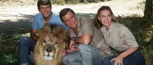 Yale Summers als Jack Dane (v.l.), Marshall Thompson als Tierarzt Dr. Marsh Tracy und Cheryl Miller als seine Tochter Paula Tracy mit Clarence.