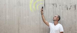 Auf der Suche nach Empfang. In Deutschland gibt es mehr Funklöcher als in Albanien, zeigt eine aktuelle Studie des Aachener Beratungsunternehmens P3. Eine staatliche Netzinfrastrukturgesellschaft soll nach CSU-Plänen nun den Ausbau voranbringen. 