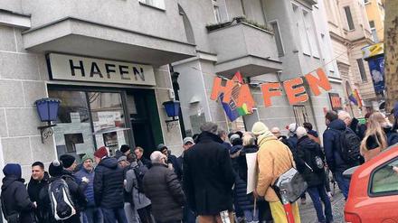 Eine langjährige Anlaufstation im queeren Kiez. Der Andrang bei der Soliparty des Hafens in der Motzstraße war groß.