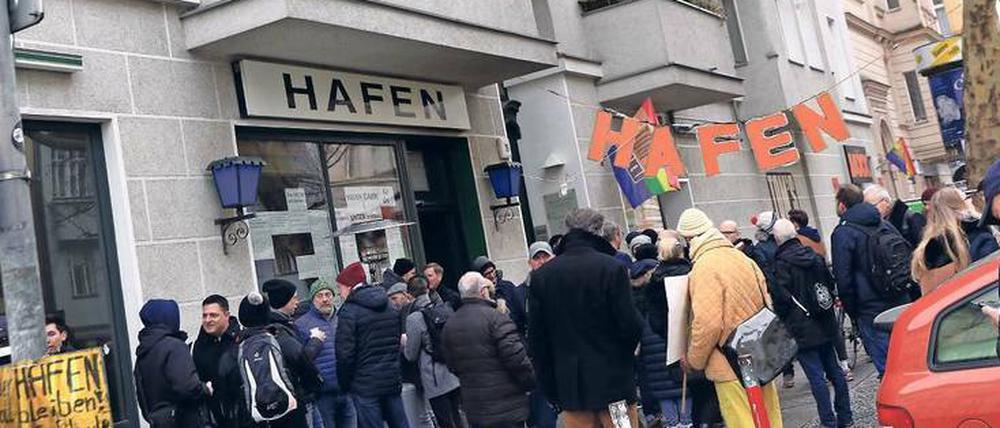 Eine langjährige Anlaufstation im queeren Kiez. Der Andrang bei der Soliparty des Hafens in der Motzstraße war groß.