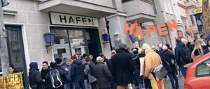 Eine langjährige Anlaufstation im queeren Kiez. Der Andrang bei der Soliparty des Hafens in der Motzstraße war groß.