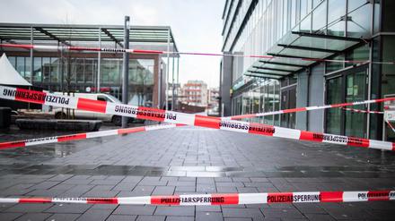 Absperrband der Polizei sperrt den Berliner Platz ab. Ein Autofahrer hatte hier in der Silvesternacht seinen Wagen gezielt in eine Fußgängergruppe gesteuert und mindestens vier Menschen zum Teil schwer verletzt. 