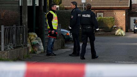 Polizeibeamte stehen an der Stelle an der eine 39 Jahre alte Frau in der Silvesternacht durch einen Schuss ums Leben gekommen ist. 