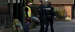 Polizeibeamte stehen an der Stelle an der eine 39 Jahre alte Frau in der Silvesternacht durch einen Schuss ums Leben gekommen ist. 