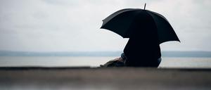 Bei dem Wetter lieber sinnieren statt rennen - eine Frau am Ammersee.