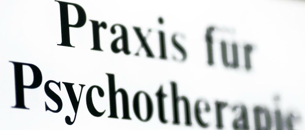 Praxisschild einer Praxis für Psychotherapie.