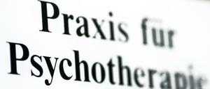 Praxisschild einer Praxis für Psychotherapie.