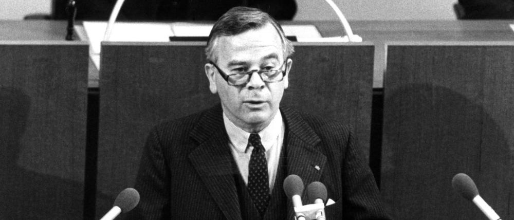 Hannover, 1987: Werner Knopp hält im Plenarsaal eine Rede zum 40-jährigen Bestehen des Niedersächsischen Landtags.