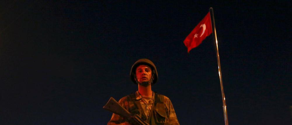Türkische Sicherheitskräfte, wie hier ein Soldat in der Nähe des Taksim-Platzes, hielten Dennis E. für Monate in Gefangenschaft. 